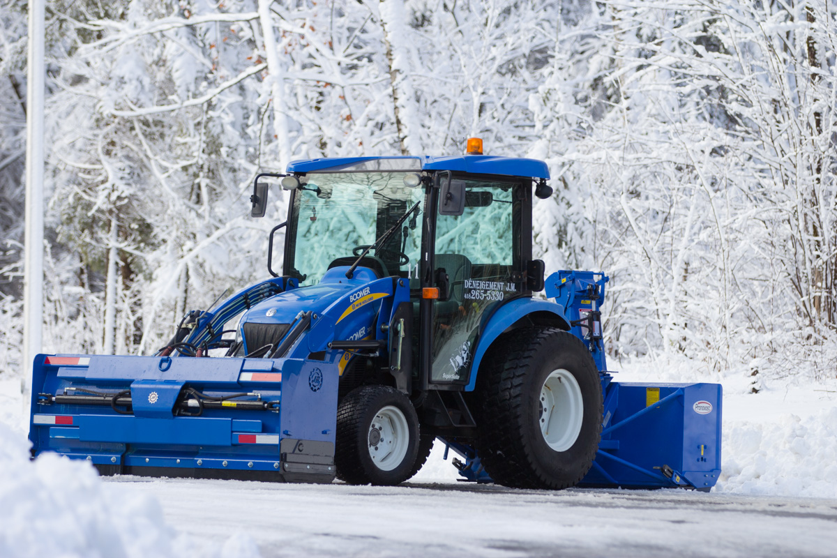 Déneigement JM, déneigement, déneigement à Québec, déneigement à Beauport, Beauport, tracteur, tracteur entreprise